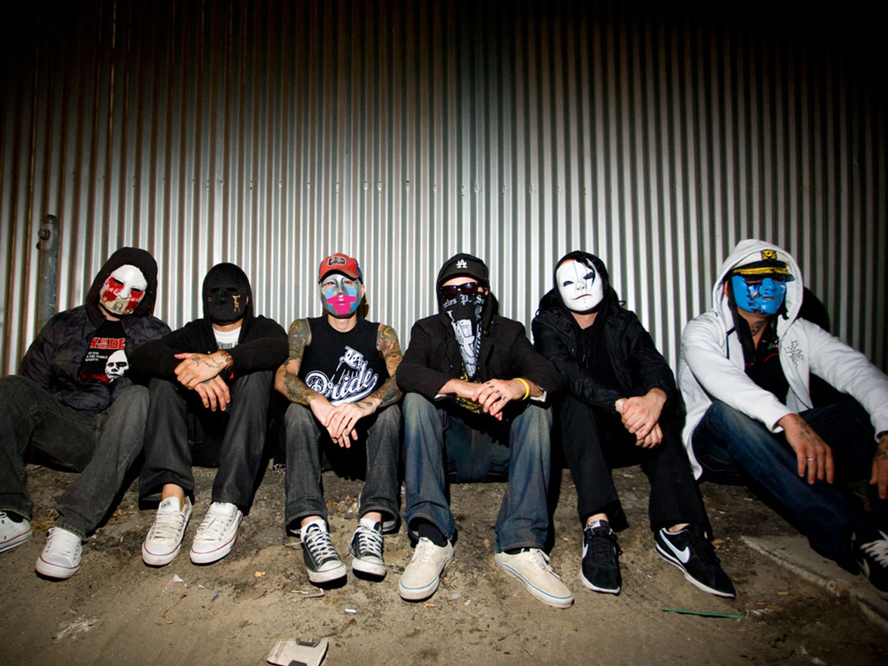 who sings lights out hollywood undead